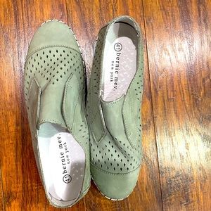 NIB Bernie mev gray suede slip on sneaker